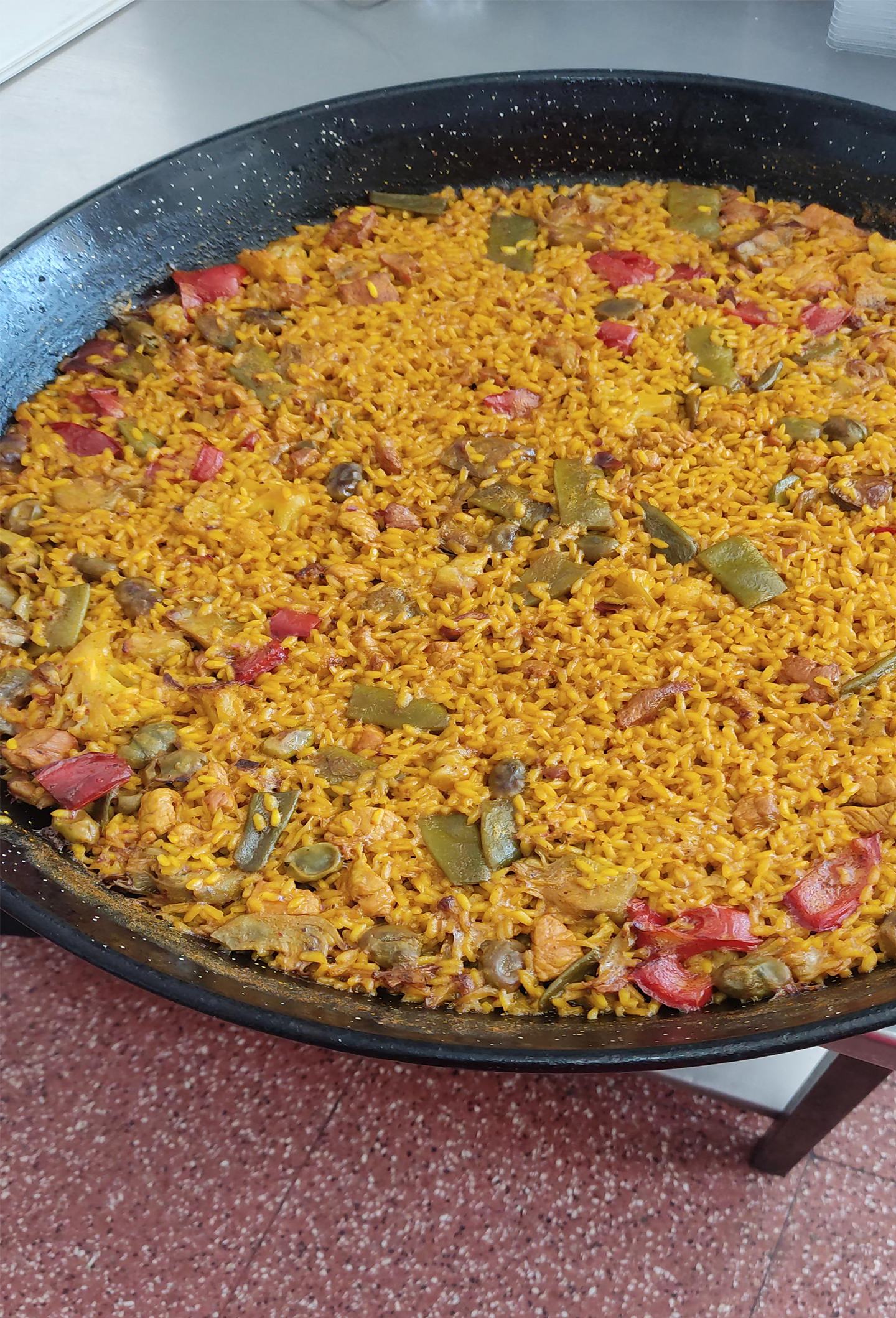 Paella de pollo y conejo