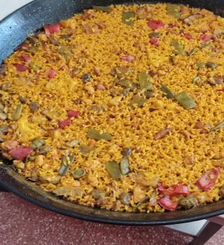 Paella de pollo y conejo